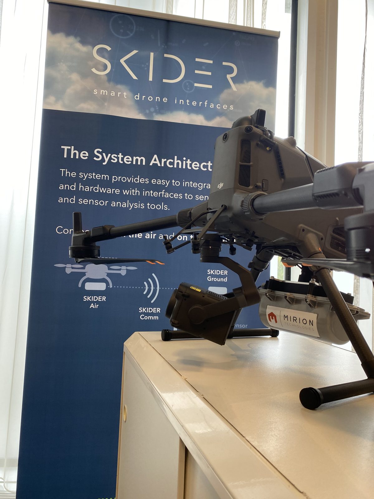 DJI M400 mit Mirion SPIR-Explorer und SKIDER unter der Drohne